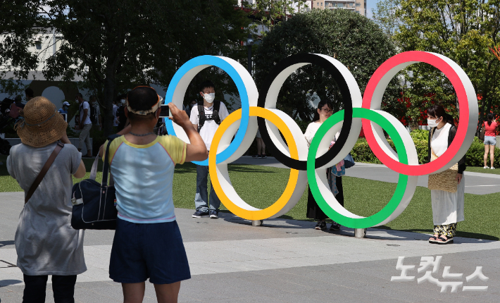 도쿄 올림픽스타디움 앞 오륜기 조형물. 올림픽사진공동취재단