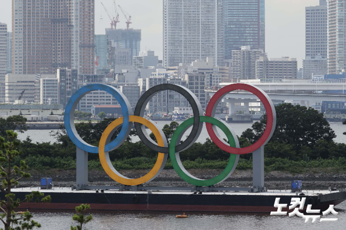 도쿄 오다이바 해변 인근에 오륜기 조형물이 설치되어 있다. 올림픽사진공동취재단