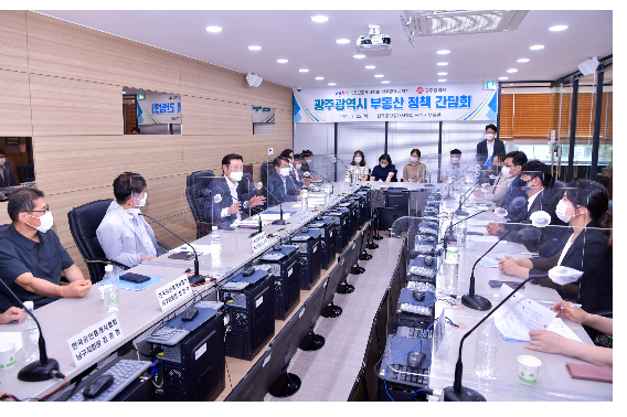 이용섭 광주광역시장이 지난 22일 광주 서구 한국공인중개사협회 광주시지부에서 열린 '부동산 정책 간담회'에 참석해 의견을 교환하고 있다. 광주시 제공