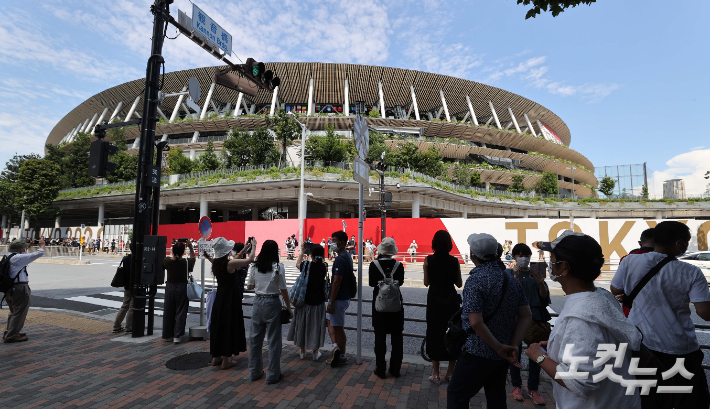 2020 도쿄올림픽 개막식이 열리는 23일 도쿄 올림픽 메인스타디움 앞이 시민들로 붐비고 있다. 도쿄=올림픽사진공동취재단