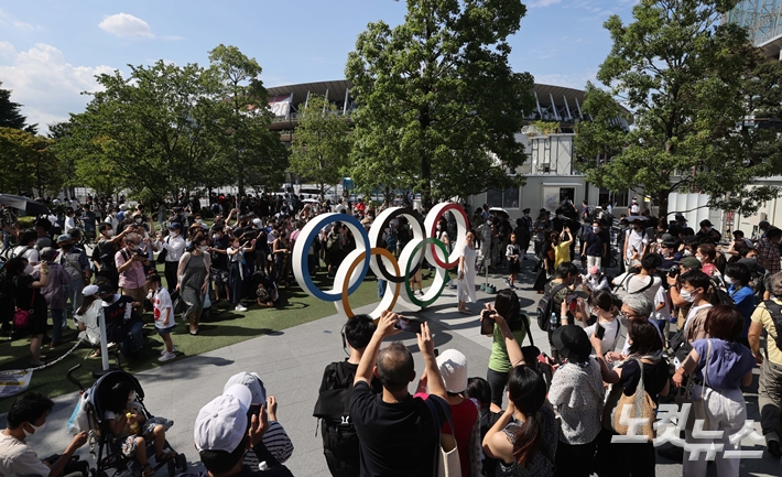 2020 도쿄올림픽 개막식이 열리는 23일 도쿄 올림픽 메인스타디움 앞이 시민들로 붐비고 있다. 올림픽사진공동취재단