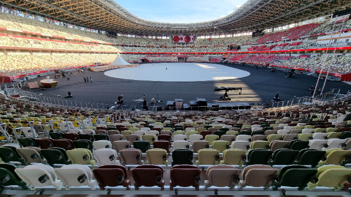 2020도쿄올림픽 개막식이 열리는 23일 메인스타디움이 관객석이 텅 빈 상태로 준비가 한창이다. 올림픽사진공동취재단