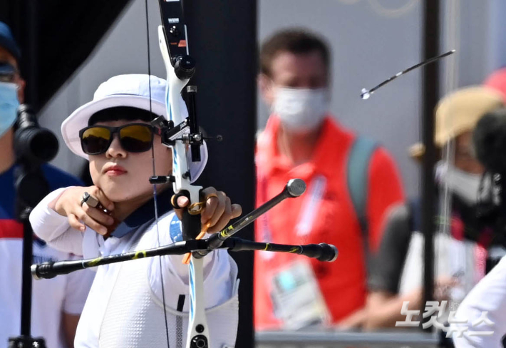 23일 일본 도쿄 유메노시마 공원 양궁장에서 열린 2020도쿄올림픽 여자 개인전 랭킹라운드에서 1위를 차지한 안산 선수가 활을 쏘고 있다. 도쿄=올림픽사진공동취재단