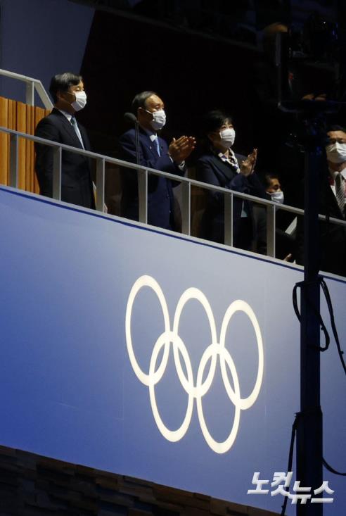 23일 일본 도쿄 신주쿠 국립경기장에서 열린 2020 도쿄올림픽 개막식에서 나루히토 일왕(왼쪽) 스가 요시히데 총리(가운데)가 박수를 치고 있다. 2021. 07. 23 도쿄- 올림픽사진공동취재단A