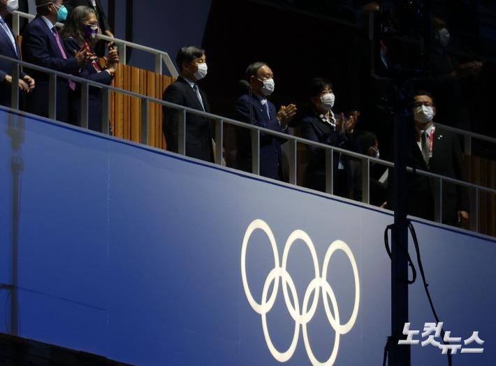 23일 일본 도쿄 신주쿠 국립경기장에서 열린 2020 도쿄올림픽 개막식에서 나루히토 일왕(오른쪽 세번째) 스가 요시히데 총리(오른쪽 두번째)가 박수를 치고 있다. 2021. 07. 23 도쿄- 올림픽사진공동취재단A