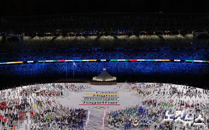 23일 올림픽 스타디움(신국립경기장)에서 열린 2020도쿄올림픽 개회식에서 각국 선수단이 모두 입장한 가운데 개막공연 '여기 우리 함께'가 펼쳐 지고 있다. 도쿄=올림픽사진공동취재단