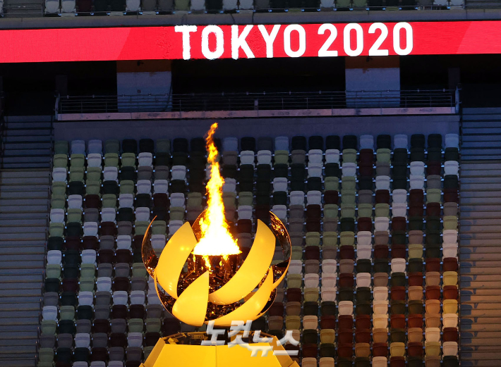 '성화는 타올랐지만…' 23일 올림픽 스타디움(신국립경기장)에서 무관중으로 열린 2020도쿄올림픽 개회식에서 성화가 불타고 있다. 올림픽사진공동취재단