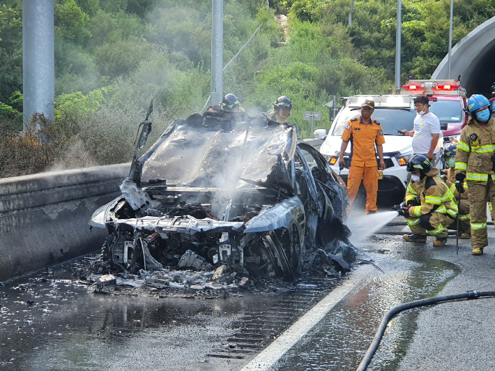 부산에서 주행중이던 차량에서 불이나 차량이 모두 불에 타는 사고가 발생했다. 부산경찰청 제공 