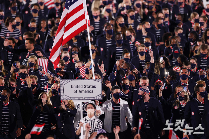 감동으로 하나되다(United by Emotion)라는 슬로건을 내건 2020도쿄올림픽 개막식이 23일 도쿄 올림픽 스타디움에서 열려 미국 선수들이 입장하고 있다. 올림픽사진공동취재단