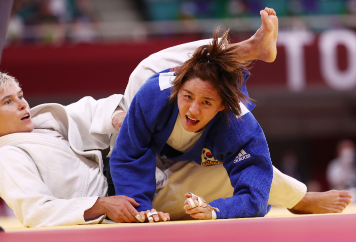 한국 박다솔이 나탈리아 쿠주티나(러시아 올림픽위원회)를 상대로 점수를 따내고 있다. 연합뉴스