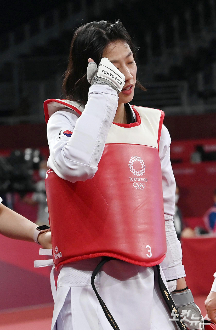 이아름이 25일 일본 지바 마쿠하리 메세 A홀 경기장에서 열린 2020 도쿄올림픽 태권도 여자 57㎏급 16강전에서 로 치아 링(타이완)에게 패한 후 경기장을 빠져 나가고 있다. 지바=올림픽사진공동취재단