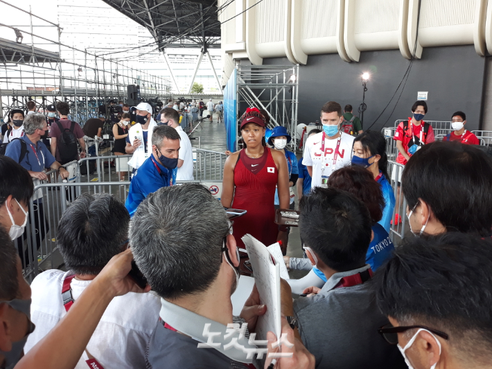 오사카가 25일 도쿄올림픽 여자 단식 1회전을 마친  뒤 취재진과 인터뷰하고 있다. 도쿄=노컷뉴스