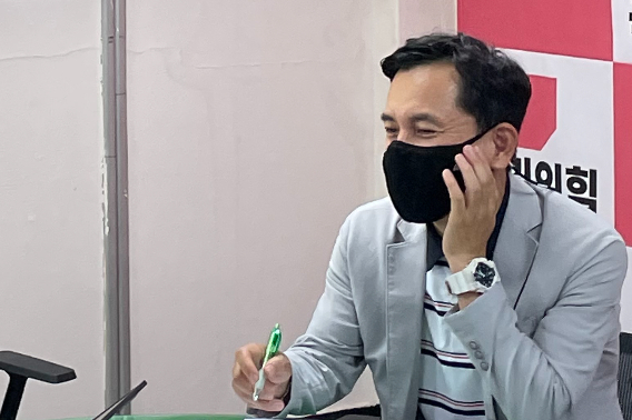 김진태 전 국회의원이 25일 긴급 기자간담회를 열어 단수 사태 등 춘천시정 혼란과 관련해 이재수 춘천시장의 책임을 강조하고 있다. 국민의힘 강원도당 제공 