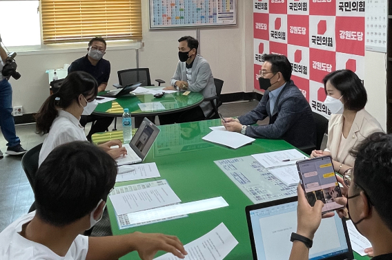 김진태 전 국회의원이 25일 국민의힘 강원도당에서 당 소속 춘천시의원들과 함께 춘천시정 혼란과 대책을 밝히는 긴급 기자간담회를 열고 있다. 국민의힘 강원도당 제공 