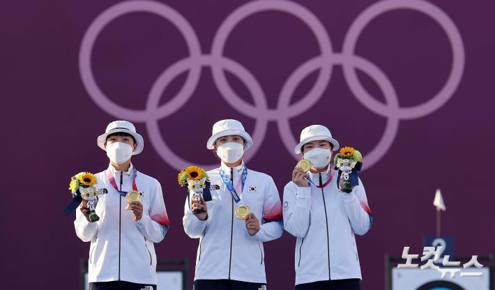 금메달 들어보이는 여자 양궁 아산, 장민희, 강채영