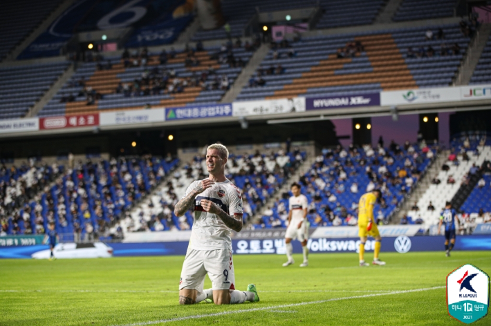 골 세리머니를 펼치는 수원FC 라스. 한국프로축구연맹 제공