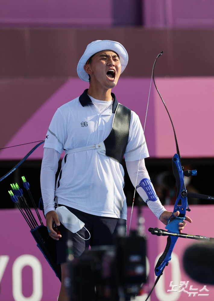 도쿄올림픽 양궁 혼성 단체전에서 금메달을 차지한 김제덕.  올림픽사진공동취재단