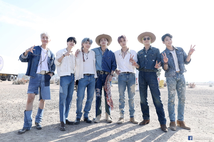 그룹 방탄소년단의 신곡 '퍼미션 투 댄스' 뮤직비디오가 26일 2억 뷰를 달성했다. 방탄소년단 공식 페이스북