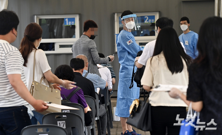 시민들이 코로나19 검사를 받기 위해 줄 서 있다. 이한형 기자
