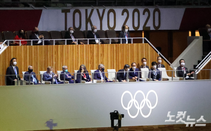 지난 23일 일본 도쿄 올림픽스타디움에서 열린 2020도쿄올림픽 개막식에서 나루히토 일왕이 스가 총리와 이야기하고 있다. 올림픽사진공동취재단