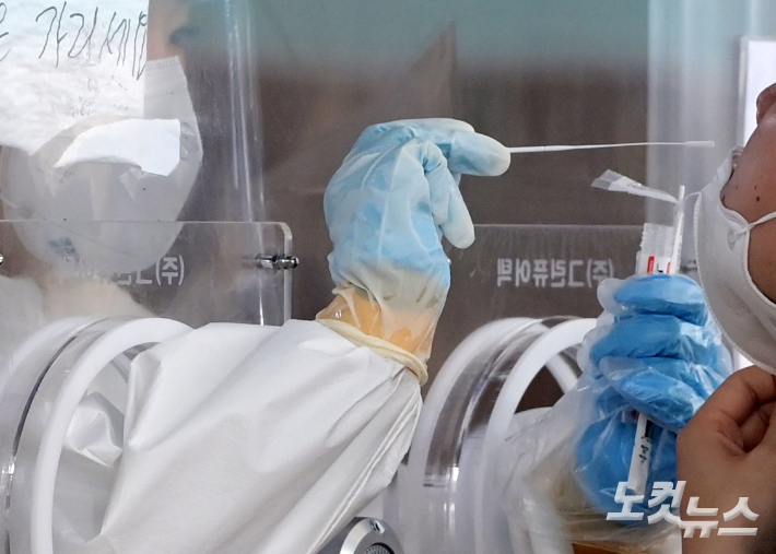 코로나19 신규 확진자 수가 급증하고 있는 가운데 임시선별검사소에서 시민들이 검사를 받고 있다. 이한형 기자