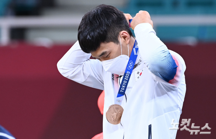 유도 국가대표 안바울이 25일 일본 도쿄 지오다구 일본 무도관에서 열린 유도 남자 66kg급 경기에서 동메달을 획득한뒤 목에 걸고 있다. 올림픽사진공동취재단