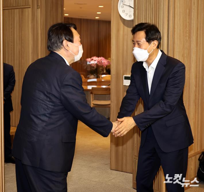 악수하는 오세훈 서울시장-윤석열 전 총장