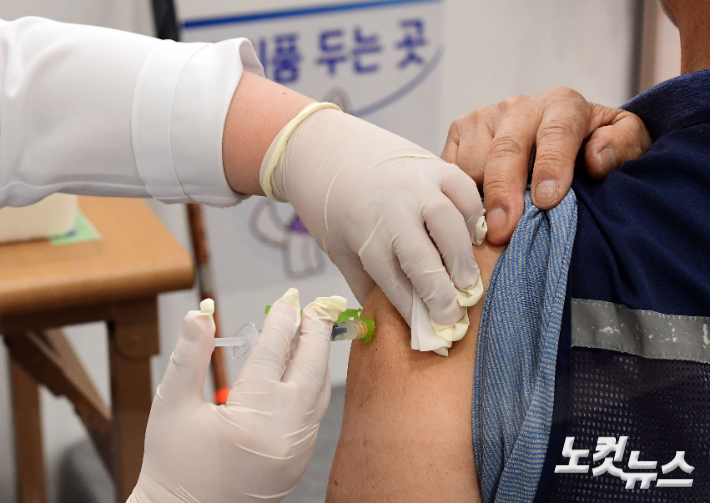 서울 양천구 코로나19 예방접종센터를 찾은 시민들이 화이자 백신을 접종하고 있다. 황진환 기자