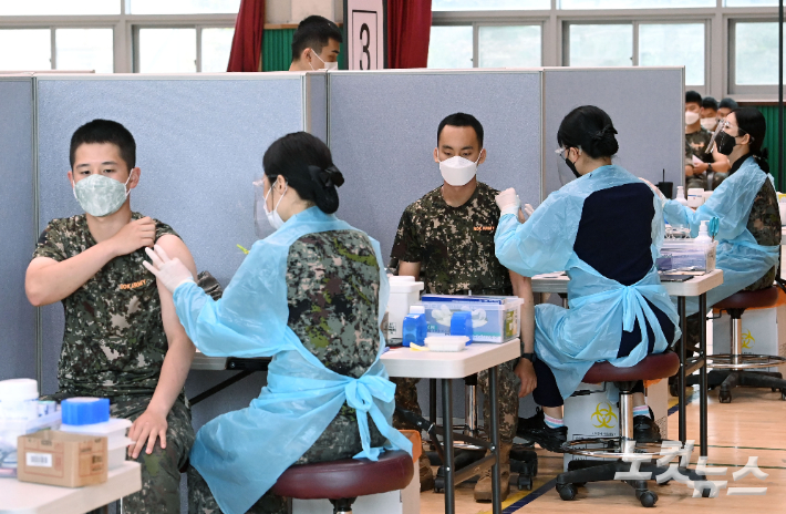 육군 장병들이 백신을 맞고 있다. 국회사진취재단