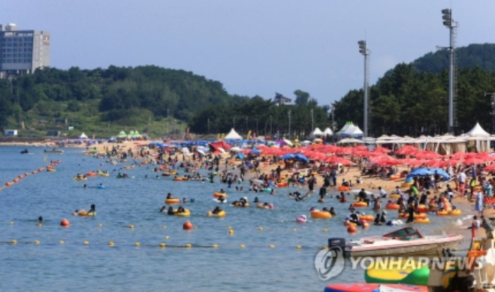 지난 25일 속초해수욕장을 찾은 피서객들. 연합뉴스