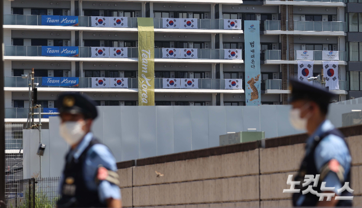 지난 19일 대한민국 선수단이 머물고 있는 도쿄 하루미 지역 올림픽 선수촌에 태극기가 걸려 있다. 올림픽사진공동취재단