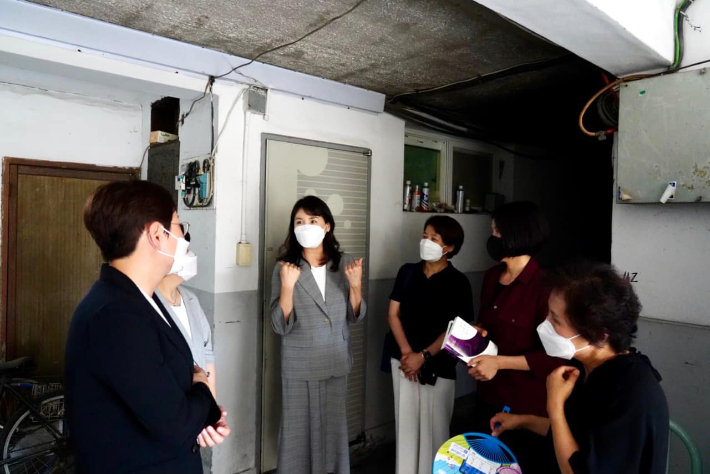 더불어민주당 대권 주자인 이재명 경기도지사의 부인 김혜경씨가 지난 24일 광주시민아파트를 찾았다. 민형배의원 페이스북 캡쳐