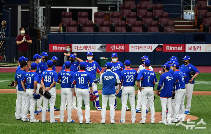 '2020 도쿄올림픽'에 출전하는 대한민국 야구대표팀이 18일 오후 서울 구로구 고척스카이돔에서 소집훈련을 하고 있다. 황진환 기자