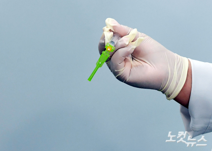 한 의료진이 백신 접종을 준비하고 있다. 황진환 기자