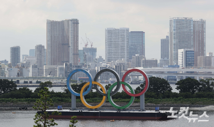 도쿄 오다이바 인근에 오륜기 조형물 자료사진. 올림픽사진공동취재단