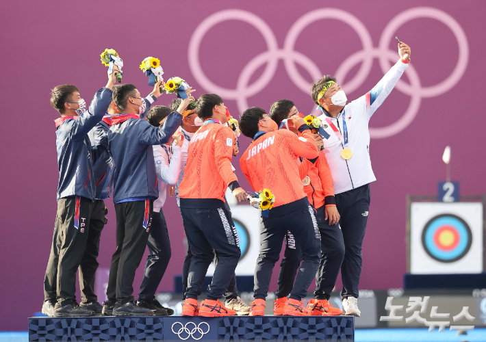 지난 26일 도쿄 유메노시마 양궁장에서 열린 남자 양궁 단체전 시상식에서 메달을 획득한 한국, 대만, 일본 선수들이 기념사진을 찍고 있다. 올림픽사진공동취재단