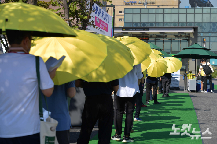 코로나19 선별검사소에서 시민들이 검사를 받기 위해 줄을 서 있다.  박종민 기자