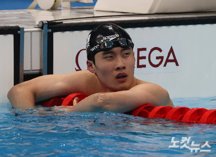 황선우가 27일 일본 도쿄 아쿠아틱스 센터에서 열린 남자 자유형 200m 결승에서 경기를 마친 뒤 기록을 보고 있다. 올림픽사진공동취재단