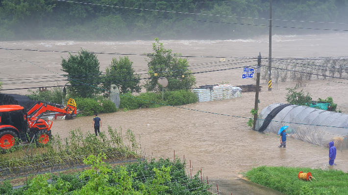 이틀 동안 집중호우가 이어진 지난해 8월 8일 전북 무주군 부남면 한 마을이 물에 잠겨 있는 모습. 연합뉴스