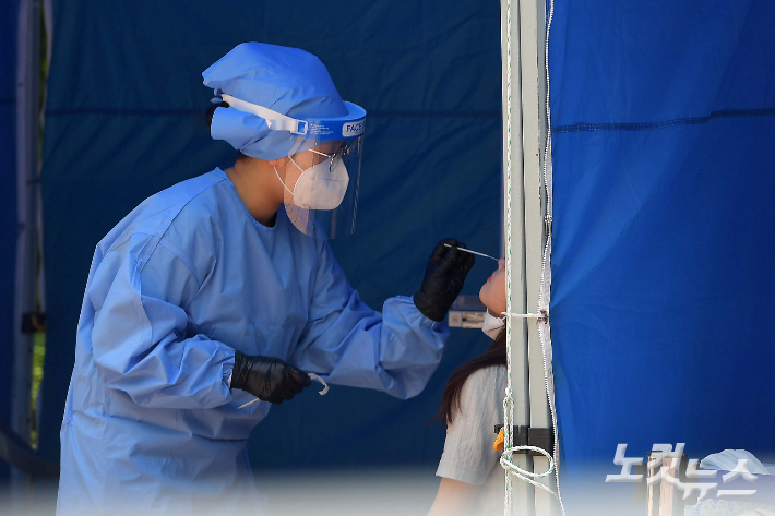 코로나19 선별진료소에서 의료진이 검체를 채취하고 있다. 박종민 기자