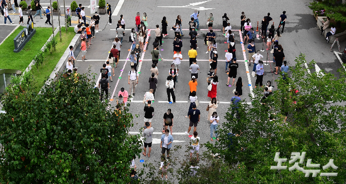 선별진료소에 시민들이 코로나19 검사를 받기 위해 줄서 기다리고 있다. 황진환 기자