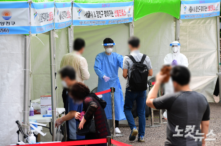 선별진료소를 찾은 시민들이 코로나19 검사를 받고 있다. 황진환 기자