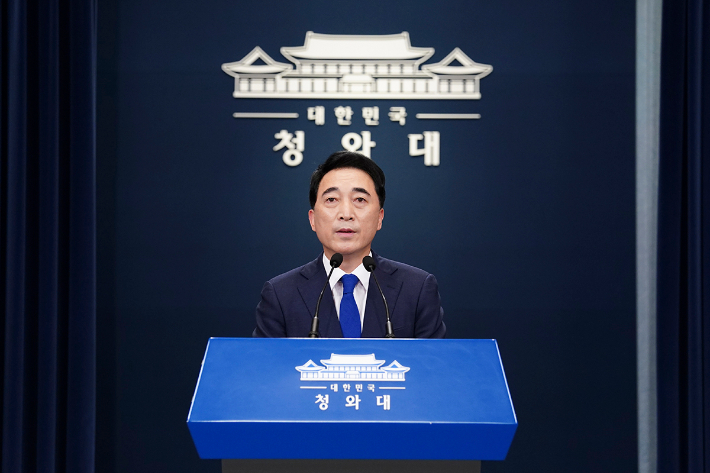 박수현 국민소통수석이 27일 청와대에서 남북 간 통신 연락선 복원과 관련해 브리핑하는 모습. 청와대 제공