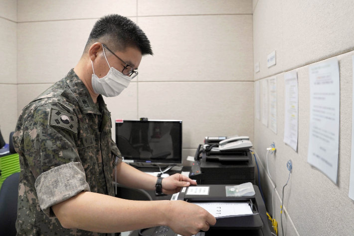 지난 27일 군 관계자가 서해지구 군 통신선을 활용해 시험 팩스를 발송하고 있다. 국방부 제공