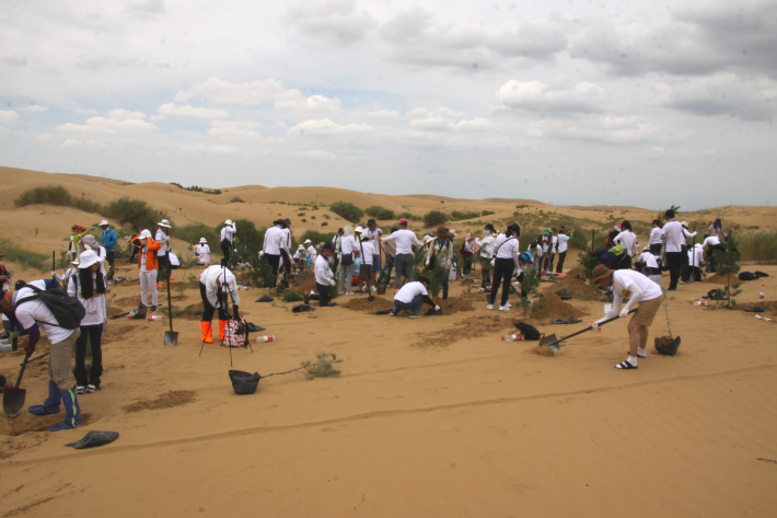 지난 24일 쿠부치사막에서 '2021 한중 우호 사막화 방지 나무심기'에 참여한 사람들 모습. 미래숲 제공
