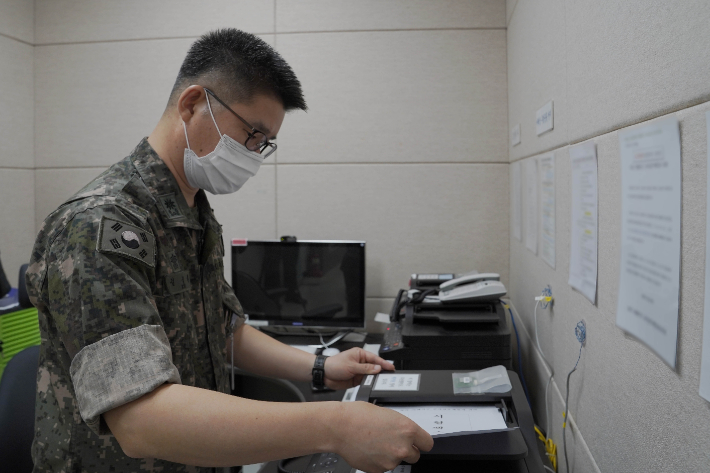 남북 간 통신연락선이 복원된 지난 27일 군 관계자가 서해지구 군 통신선을 활용해 팩스를 시험하는 모습. 국방부 제공