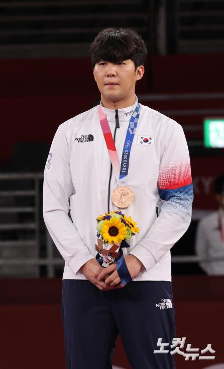 한국 태권도 인교돈이 27일 일본 마쿠하리 메세홀에서 열린 도쿄올림픽 남자 80㎏ 초과급 시상식에서 동메달을 목에 걸고 있다.