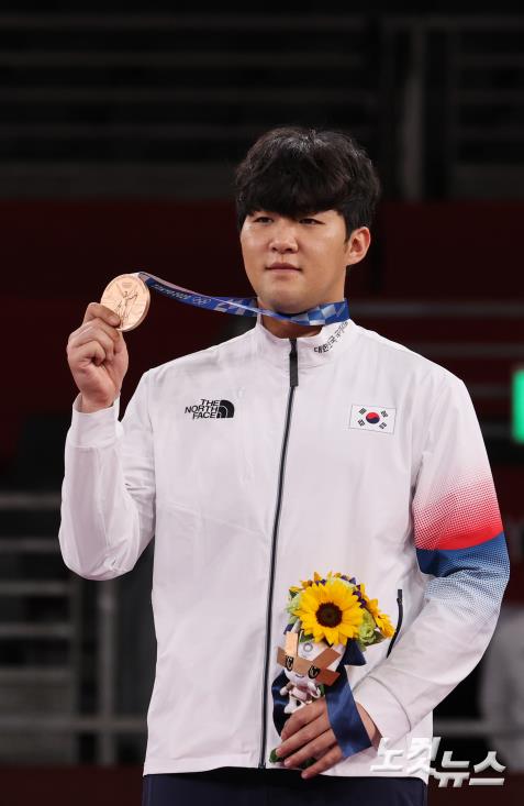 한국 태권도 인교돈이 27일 일본 마쿠하리 메세홀에서 열린 도쿄올림픽 남자 80㎏ 초과급 시상식에서 동메달을 목에 걸고 있다.