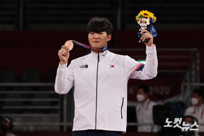인교돈이 27일 일본 마쿠하리 메세홀에서 열린 도쿄올림픽 남자 태권도 80㎏ 초과급 시상식에서 동메달을 목에 걸고 기념촬영을 하고 있다.