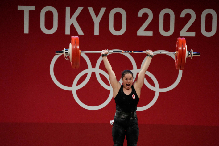 머드 샤롱이 27일 일본 도쿄 국제포럼에서 열린 2020 도쿄올림픽 역도 여자 64㎏급 경기에서 바벨을 들고 있다. 연합뉴스